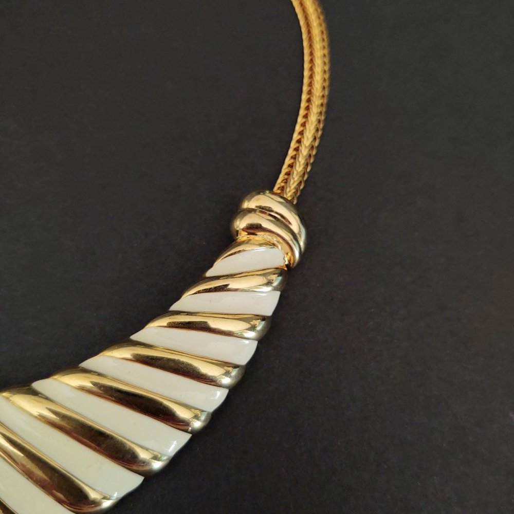 Vintage cream enamel and gold necklace - Picture 7 of 13